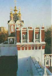 Преображенская церковь,
Лопуховский корпус,
Царицынская башня.
1687-1689 гг.
Вид с востока